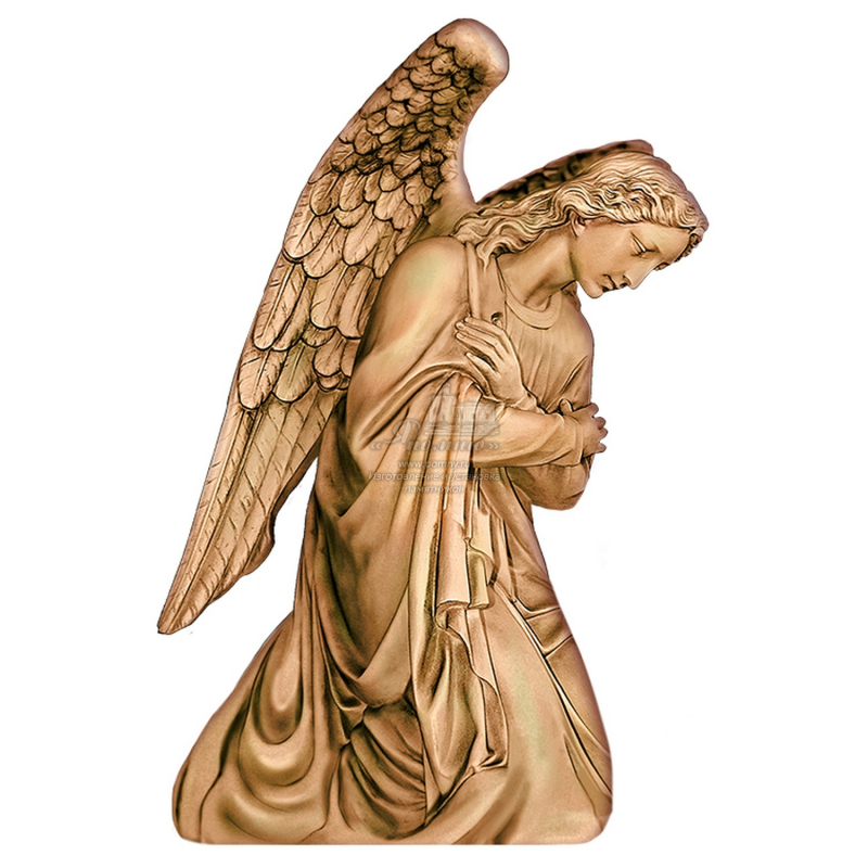 Высокая фигура ангела с опущенной головой