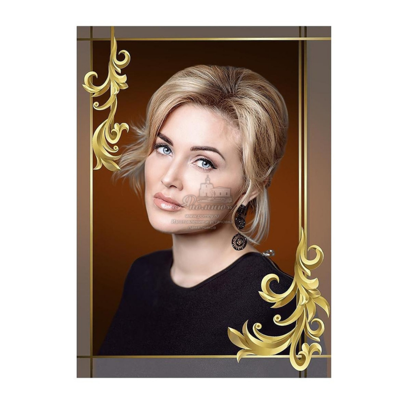 Портрет на стекле с золотым угловым орнаментом